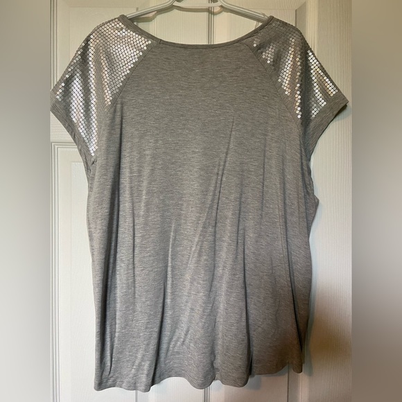 Laura Plus Grey V-Neck T-Shirt with silver sequins on shoulders NWT - Size 2X - Picture 3 of 6